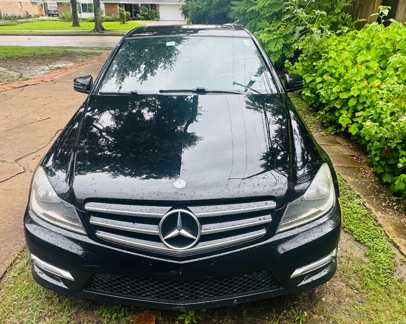 Mercedes negro listo para venta como carro chatarra en Pearland, TX.